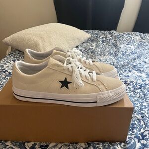 Converse men size 11 NEW